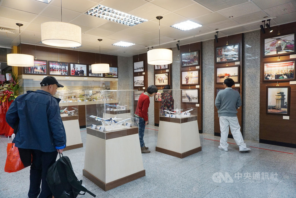 「金門航空站25週年站慶老照片暨飛機模型展」在尚義機場文化藝廊舉辦,邀請民眾一起見證金門機場走過的戰爭與和平歲月。中央社記者黃慧敏攝 108年3月7日