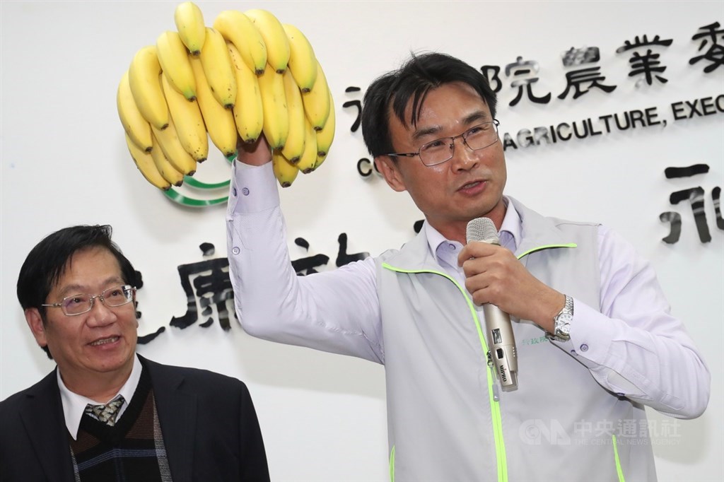 農委會籌組台灣農產館參加2019東京國際食品展,展期前3天現場累計接單金額達新台幣7017萬元,台日兩國業者簽署的香蕉與水產品訂單約23億元。農委會主委陳吉仲(右)8日舉行記者會說明。中央社記者吳家昇攝 108年3月8日