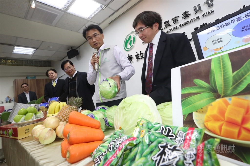 農委會籌組台灣農產館參加2019東京國際食品展,展期前3天累計接單金額已達新台幣7017萬元,台日業者簽署的香蕉與水產品訂單約23億元。農委會主委陳吉仲(右2)與農糧署主秘陳啟榮(右)、漁業署署長黃鴻燕(右3)8日舉行記者會說明。中央社記者吳家昇攝 108年3月8日