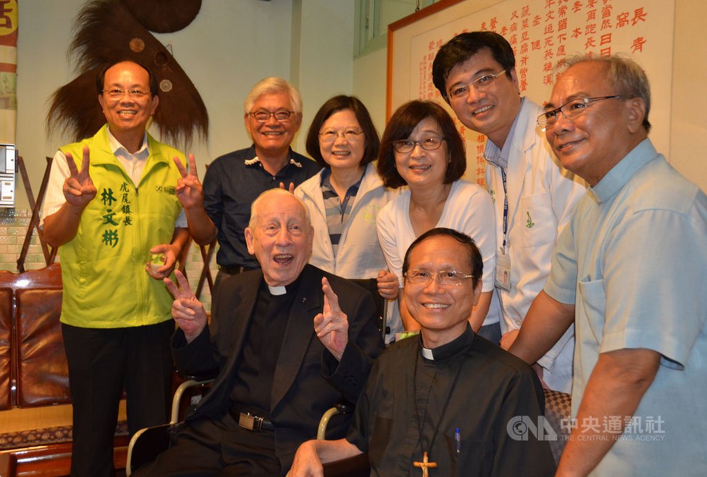 97歲荷蘭籍畢耀遠神父來台逾一甲子,8日清晨離世,享壽97歲。圖為民國104年8月畢耀遠(前左)與當時還是總統參選人的蔡英文(後左3)合影。(檔案照片)中央社 108年3月8日