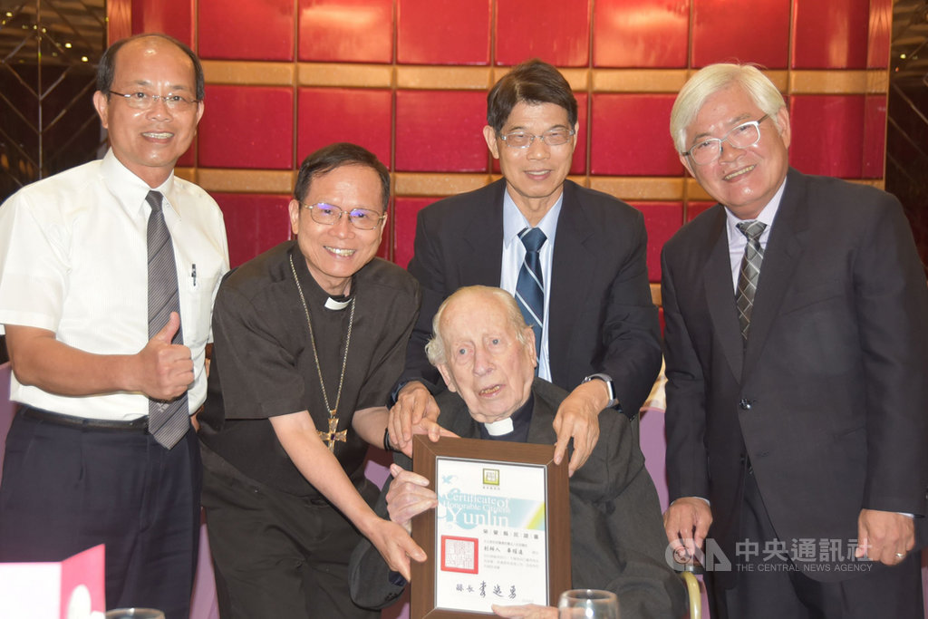97歲荷蘭籍畢耀遠神父來台逾一甲子,8日清晨離世,享壽97歲。圖為畢耀遠(坐者)96歲慶生會時,獲當時的雲林縣長李進勇(右)親自頒贈榮譽縣民證書。(檔案照片)中央社 108年3月8日