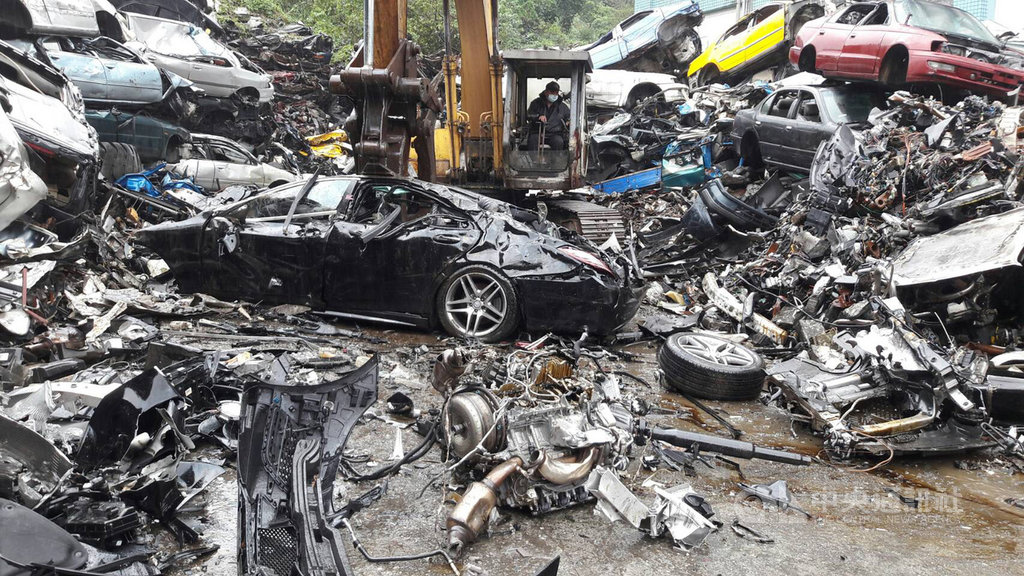 台中劉姓男子前年進口一輛價值新台幣700萬元賓士車,在委託業者載運車輛到相關單位驗車時,拖車司機疑便宜行事,直接開走這輛沒有牌照的汽車,遭轄區警察盤查,依法強制沒入,監理單位8日執行銷毀,全新車輛變成廢鐵。(基隆監理站提供)中央社記者沈如峰基隆傳真 108年3月8日