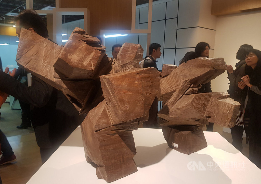 藝術家楊北辰策展的「浪潮—台灣具象木雕藝術50年」持續登場,從三義木雕博物館藏品中精選作品展出,其中包括藝術家朱銘1990年的2件太極系列木雕。中央社記者鄭景雯攝 108年3月8日