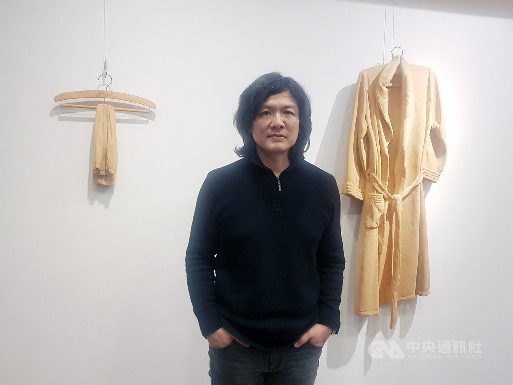 「浪潮—台灣具象木雕藝術50年」特展持續展出中,由藝術家楊北辰擔任策展人,現場也展示他早年超寫實木雕作品「毛巾」、「浴袍」。中央社記者鄭景雯攝 108年3月8日