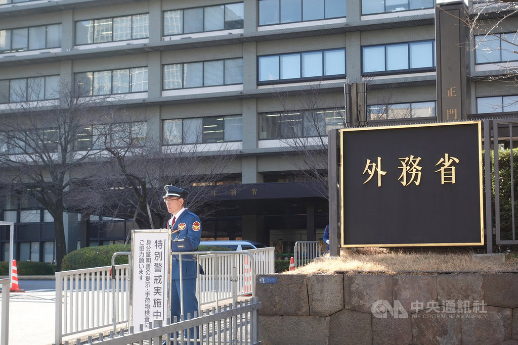 總統蔡英文接受日本產經新聞專訪時,呼籲日本政府就安全保障、網路駭客攻擊等與台灣進行直接對話一事,日本外務省等官方單位8日首度做出回應。中央社記者楊明珠東京攝 108年3月8日