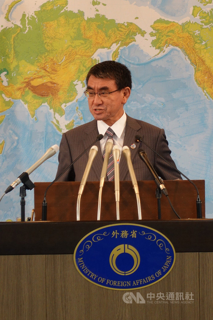 有關蔡英文總統接受日本產經新聞專訪,呼籲日本政府就安全保障、網路駭客攻擊等與台灣進行直接對話一事,日本政府發言人菅義偉、外務大臣河野太郎(圖)8日均做出回應。中央社記者楊明珠東京攝 108年3月8日