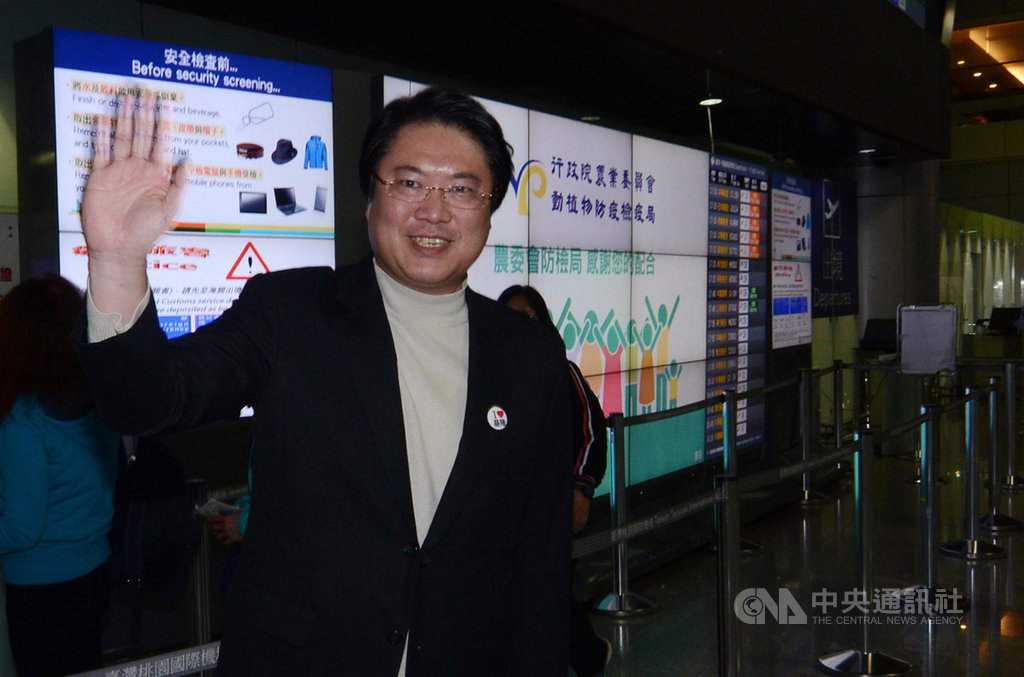 基隆市長林右昌8日晚間搭機啟程赴美訪問,他表示,此行主要為城市外交,也希望讓美國政界更了解台灣狀況,給台灣更多支持與協助。中央社記者邱俊欽桃園機場攝 108年3月8日