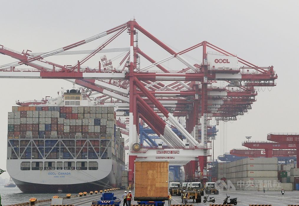財政部公布2月出口203.9億美元,年減8.8%,連4個月負成長。(中央社檔案照片)