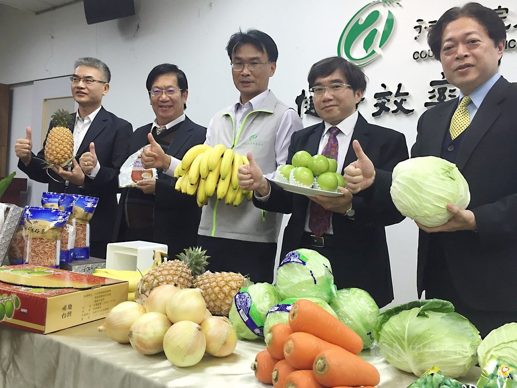 行政院農委會8日舉行「台灣農產品外銷平台銷日成果」記者會,公布近期赴日拓銷成果,主委陳吉仲(中)表示,這是各單位與農民、業者通力合作的成果。左2為漁業署長黃鴻燕。中央社記者楊淑閔攝 108年3月8日