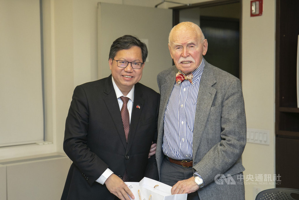 桃園市長鄭文燦(左)在紐約拜訪美國知名法律專家孔傑榮(右)時說,桃園可設立亞洲人權中心,用人權保障和民主價值搭建對外連結平台。(桃園市政府提供)中央社記者尹俊傑紐約傳真 108年3月9日