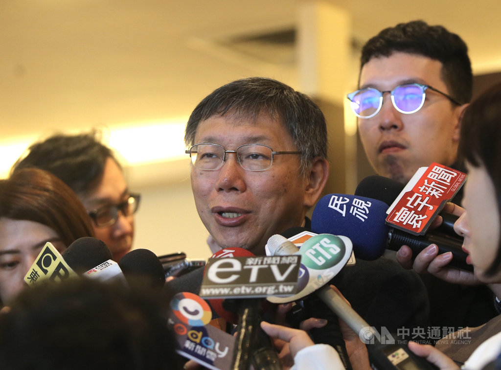 台北市長柯文哲(中)16日將啟程赴美,但行程未安排參訪國務院與國防部。對照桃園市長鄭文燦拜會白宮等,他9日受訪表示,國與國的外交不會在大廳,「CIA要來找你,哪裡是在大廳見?」中央社記者徐肇昌攝 108年3月9日