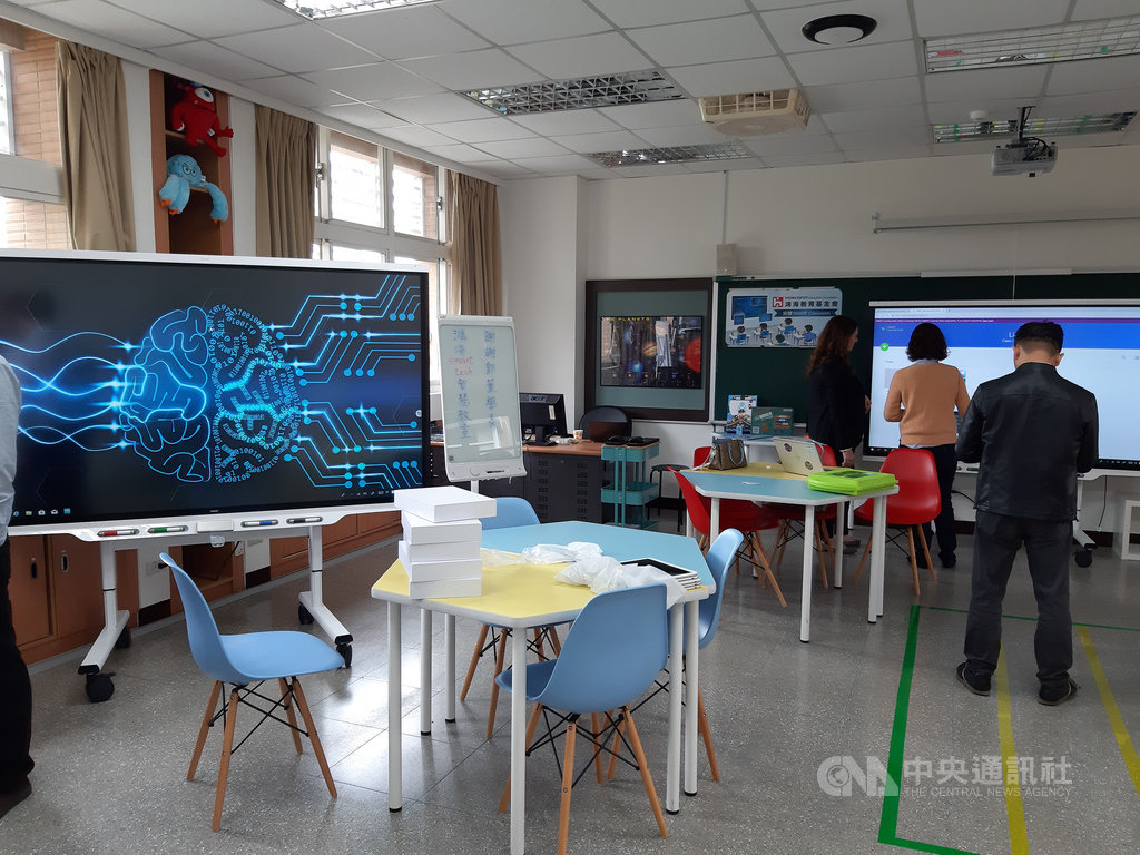 鴻海科技集團董事長郭台銘9日參加母校新北市板橋國民小學120周年校慶,除在典禮上分享小時候的回憶,感謝母校教他做人的道理,並宣布為母校打造智慧教室。中央社記者潘智義攝 108年3月9日