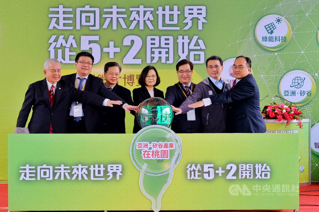 政府近年力推5加2產業創新升級,經濟部舉辦5場系列徵才博覽會,首場9日在桃園登場,總統蔡英文(中)出席啟動儀式,並致詞表示5加2產業的重點就是「創新、產值、就業」。中央社記者吳睿騏桃園攝 108年3月9日