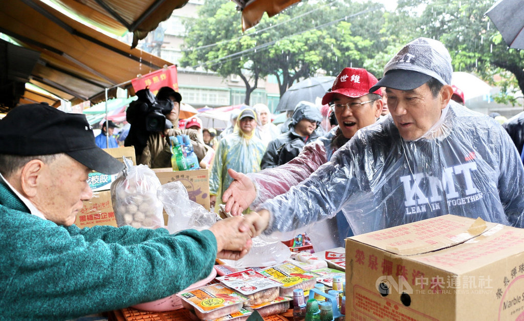 天氣溼涼,新北地區雨勢不斷,前總統馬英九(右)9日仍冒雨陪同國民黨籍新北市立委補選候選人鄭世維(右2)到三重龍門市場掃街拜票,爭取支持。(鄭世維競選總部提供)中央社記者黃旭昇新北市傳真 108年3月9日