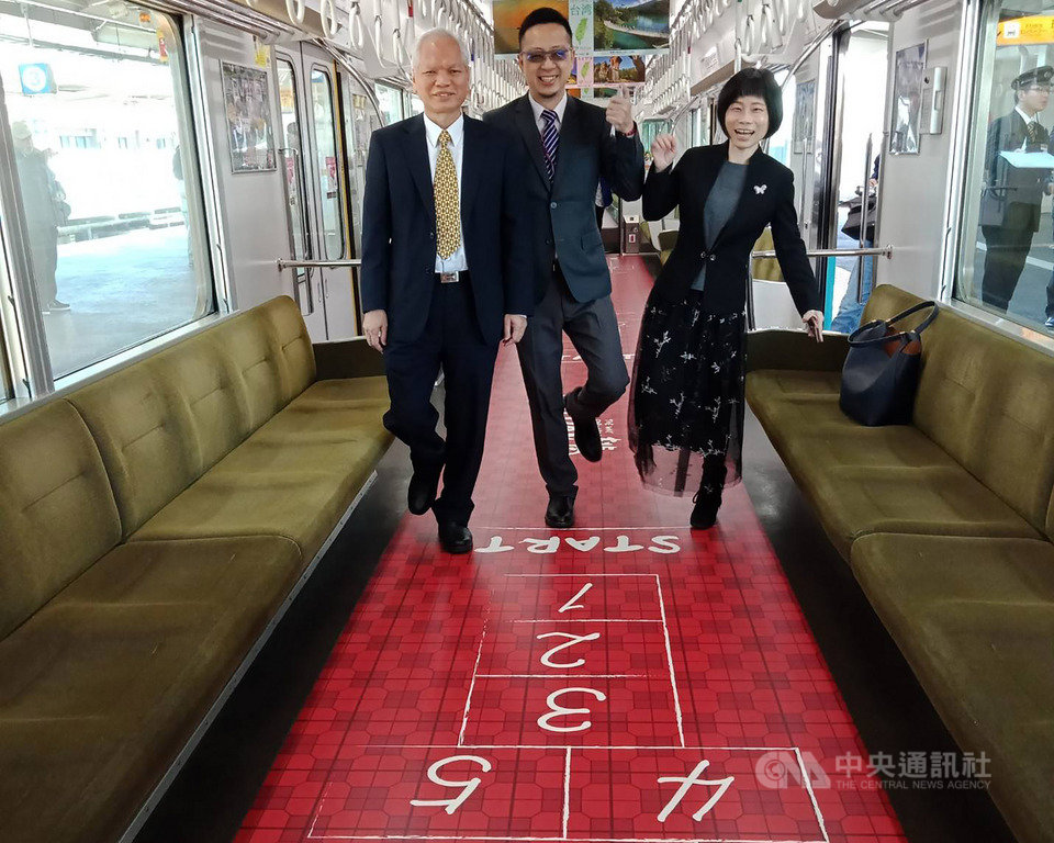 日本阪神電鐵從9日起,可以看到桃園捷運公司所推出的彩繪列車身影,車廂內融合搭配充滿懷舊回憶的跳房子遊戲等元素。(桃捷公司提供)中央社記者邱俊欽桃園傳真 108年3月9日