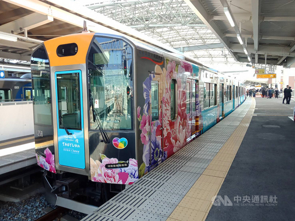 桃園大眾捷運公司表示,9日起在正式在日本阪神電鐵推出彩繪列車,將台灣、桃園的美食美景以手繪風彩繪到阪神列車上,化身為「台灣列車導遊大使」。(桃捷公司提供)中央社記者邱俊欽桃園傳真 108年3月9日