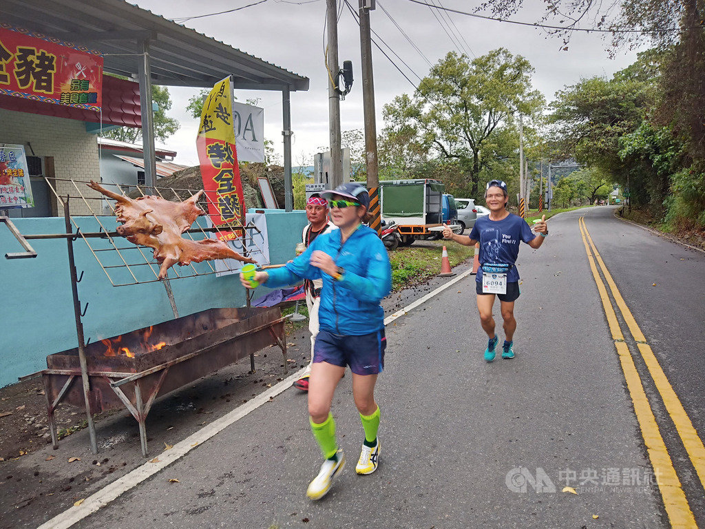 2019第9屆南橫(霧鹿峽谷)超級馬拉松今年共吸引近千名跑友參加,沿途除有主辦單位設置的補給站,還有熱情民眾路旁烤乳豬,為選手們補充熱量。中央社記者盧太城台東攝 108年3月9日