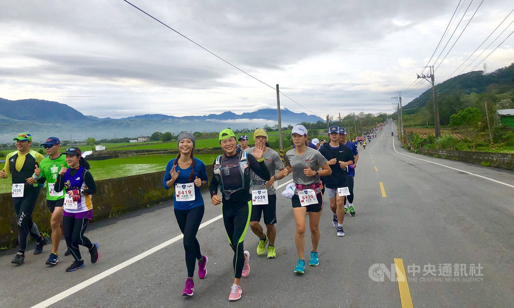 2019第9屆南橫(霧鹿峽谷)超級馬拉松9日從台東縱谷關山國小出發,今年吸引近千人參加,跑者沿途可飽覽南橫公路美景。(傅祺育提供)中央社記者盧太城台東傳真 108年3月9日