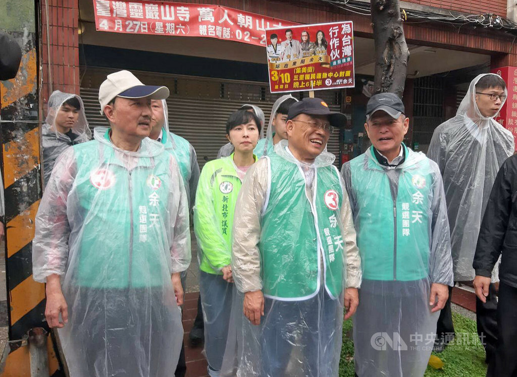 行政院長蘇貞昌(前左2)9日在新北市三重區集美街,陪同民進黨籍新北市立委補選候選人余天(前左)掃街拜票,爭取支持。(余天競選總部提供)中央社記者黃旭昇新北市傳真 108年3月9日