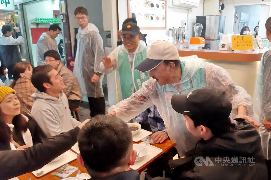 新北市立委補選投票倒數,行政院長蘇貞昌(中)9日冒雨陪同民進黨籍候選人余天(中右)在三重集美街掃街拜票,爭取民眾支持。(余天競選總部提供)中央社記者黃旭昇新北市傳真 108年3月9日