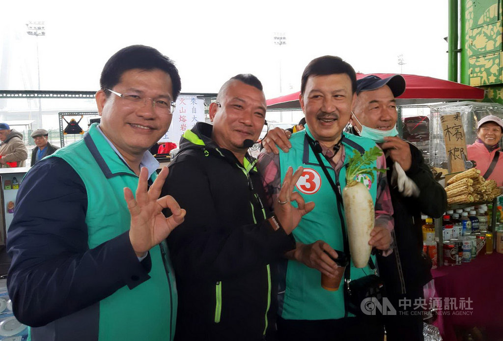 交通部長林佳龍(左)9日陪同民進黨籍新北市立委補選候選人余天(前右2)到三重區重新橋下跳蚤市場掃街,爭取支持衝選情。(余天競選總部提供)中央社記者黃旭昇新北市傳真 108年3月9日