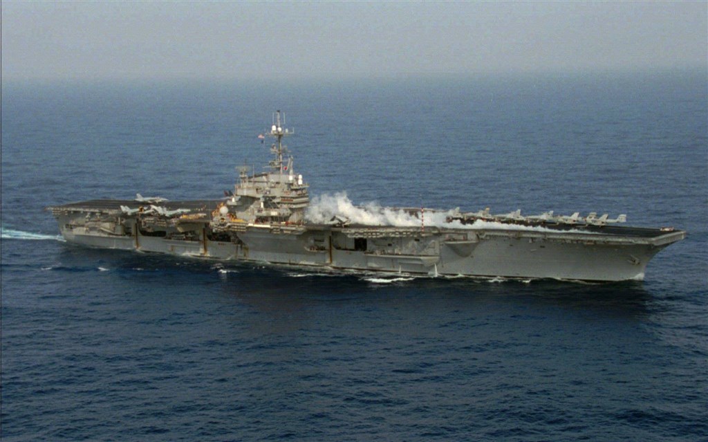 美國在台協會(AIT)8日在臉書發布1996年台海危機時,美國派出航空母艦巡弋台灣海峽的舊照片,引起外界注意。(圖取自facebook.com/AIT.Social.Media)