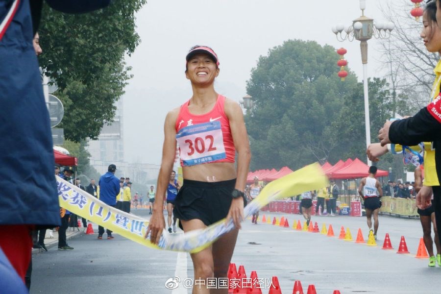 里約奧運競走冠軍、中國競走「女王」劉虹(中)9日在中國安徽黃山舉行的一場賽事,以3小時59分15秒打破50公里競走的世界紀錄。(圖取自中國國家田徑隊微博網頁weibo.com)