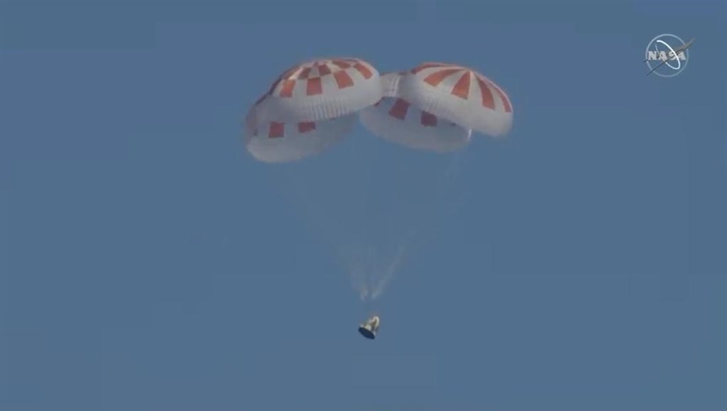 飛龍號太空艙待在太空超過6天後,8日成功重返地球。(圖取自twitter.com/spacex)