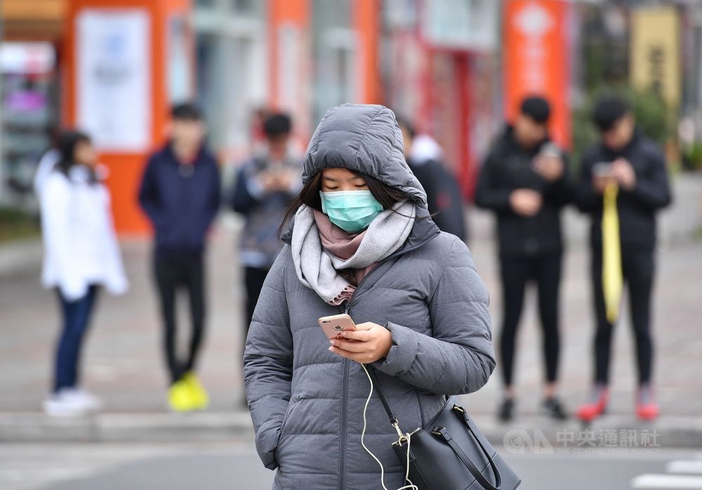 中央氣象局預報,11日天氣從濕冷漸轉乾冷,水氣減少,雨勢也漸趨緩。(中央社檔案照片)