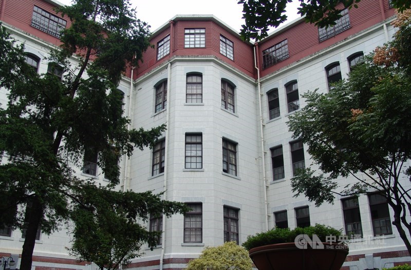 總統府內院四個角落都有一轉角斜切了45度的吸煙室,此設計是在評審中村達太郎的堅持下實行,不僅具有保持室內空氣環境潔淨的功能,也加強了整體結構耐震力。(中央社檔案照片)