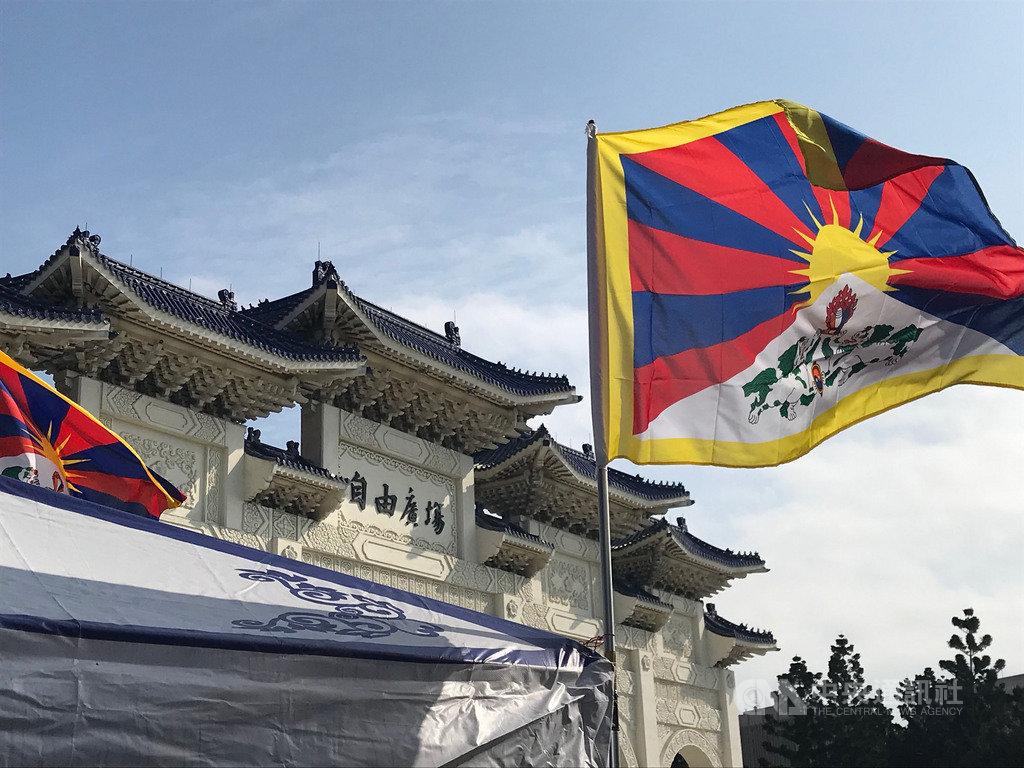 為紀念西藏抗暴60周年,民間團體發起「2019 為西藏自由而騎」活動;達賴喇嘛西藏宗教基金會也在中正紀念堂前舉辦「西藏流亡一甲子」紀念展。剎時間,台北充滿著濃濃西藏味。(資料照片)中央社記者繆宗翰攝 108年3月10日