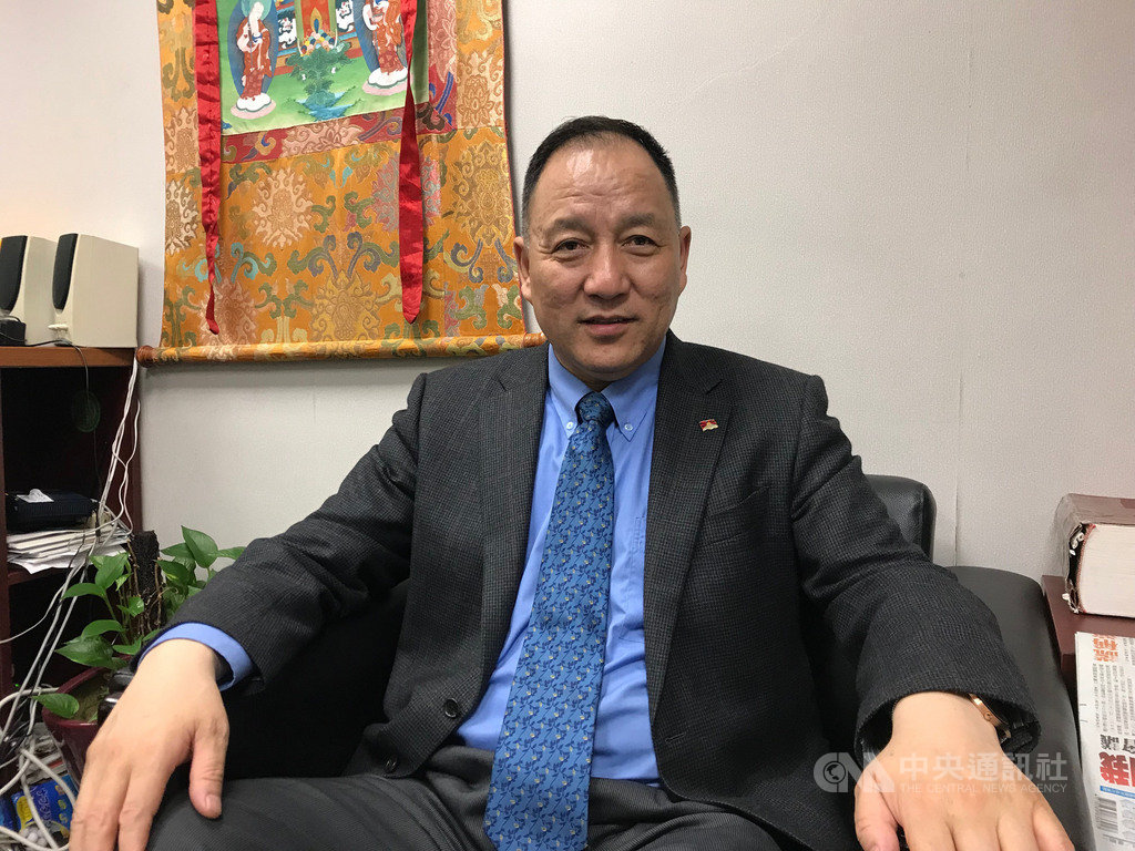 達賴喇嘛西藏宗教基金會董事長達瓦才仁,是藏人行政中央駐台灣代表,來台已近15年。他於1992年從青海玉樹經西寧、拉薩、尼泊爾流亡到印度。(資料照片)中央社記者繆宗翰攝 108年3月10日