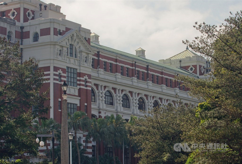 總統府除了北側房間以外,其餘各面都有前後陽台,因應台灣多雨潮濕天氣,也避免陽光直曬。(中央社記者裴禛攝)