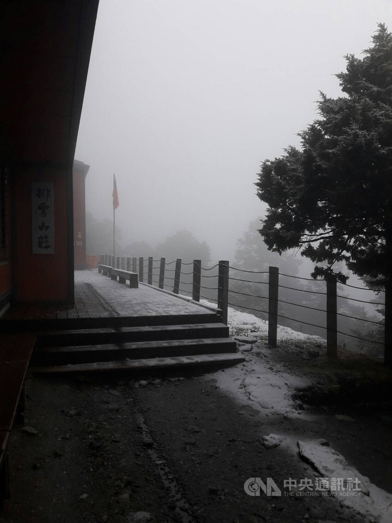 大陸冷氣團配合水氣,玉山11日凌晨下雪,就連海拔3402公尺的排雲山莊(圖)上午也下雪。(玉管處提供)中央社記者蕭博陽南投縣傳真 108年3月11日