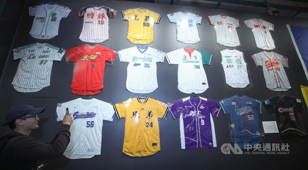 台灣職棒發展有球隊出局、也有球隊加入,1997年和信鯨隊加盟,1998年時報鷹隊解散、1999年兩支中職創始球隊味全龍、三商虎隊也先後解散,台灣職棒邁入一段分立而競爭的局面。圖為中職30週年特展球衣牆。中央社記者張新偉攝 108年3月11日