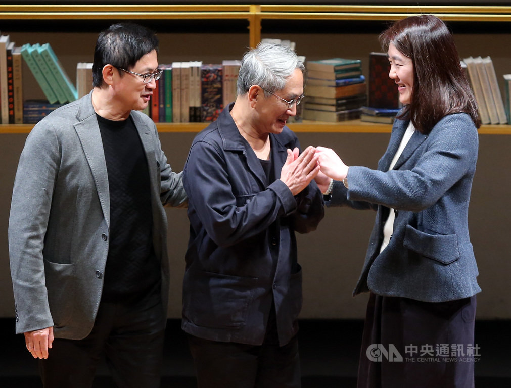 誠品12日在誠品表演廳舉行30週年記者會,誠品董事長吳旻潔(右)感謝雲門舞集創辦人林懷民(中)、誠品文化藝術基金會董事長童子賢(左)一路以來對誠品的支持與幫助。中央社記者鄭傑文攝 108年3月12日