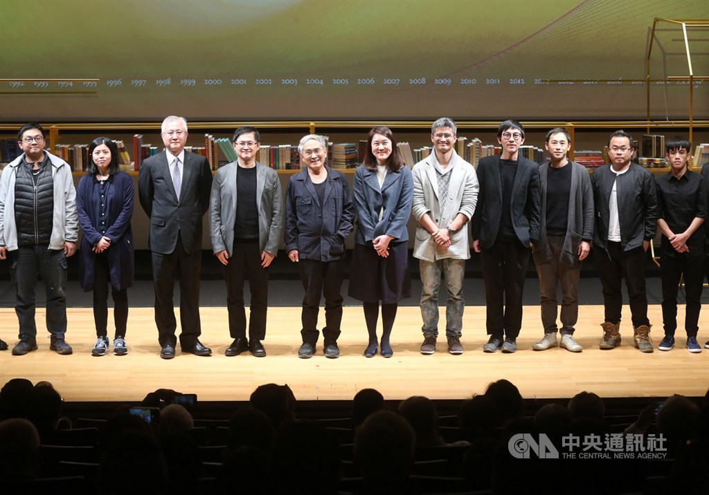 誠品12日在誠品表演廳舉行30週年記者會,誠品董事長吳旻潔(中)與雲門舞集創辦人林懷民(左5)、誠品文化藝術基金會董事長童子賢(左4)等貴賓合影。中央社記者鄭傑文攝 108年3月12日
