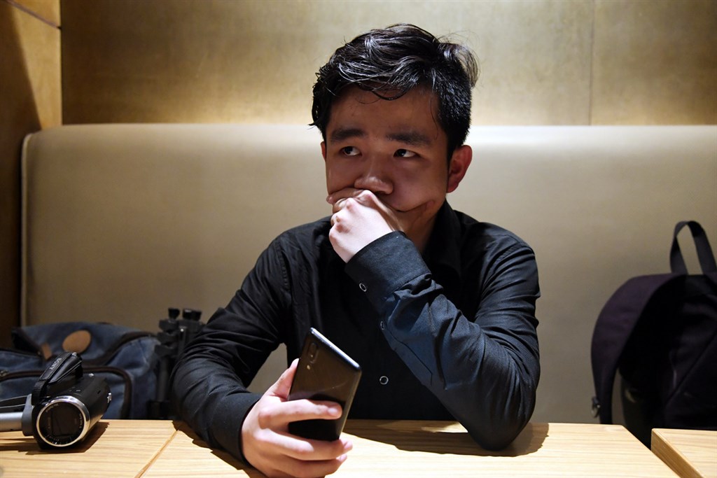 嘉南藥理大學陸生李家寶日前透過網路發表反中共總書記習近平言論,他13日在台北接受中央社專訪時表示,希望能向政府提出專案長期居留申請,也呼籲台灣盡速通過難民法,提供類似遭遇者政治庇護。中央社記者孫仲達攝 108年3月13日