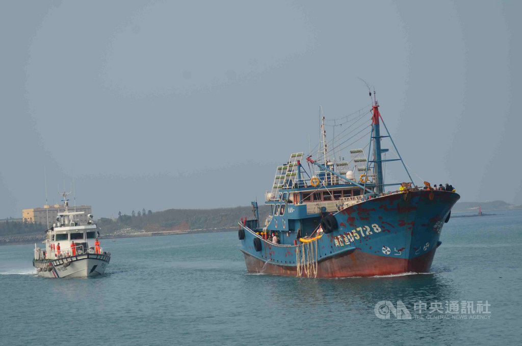 澎湖海巡隊13日清晨在澎湖花嶼海域查扣中國大陸「閩晉漁5728」號滾輪漁船,還發現有近4公斤的豬肉,包括蔡姓船老大等15人,一併押返重罰。中央社 108年3月13日