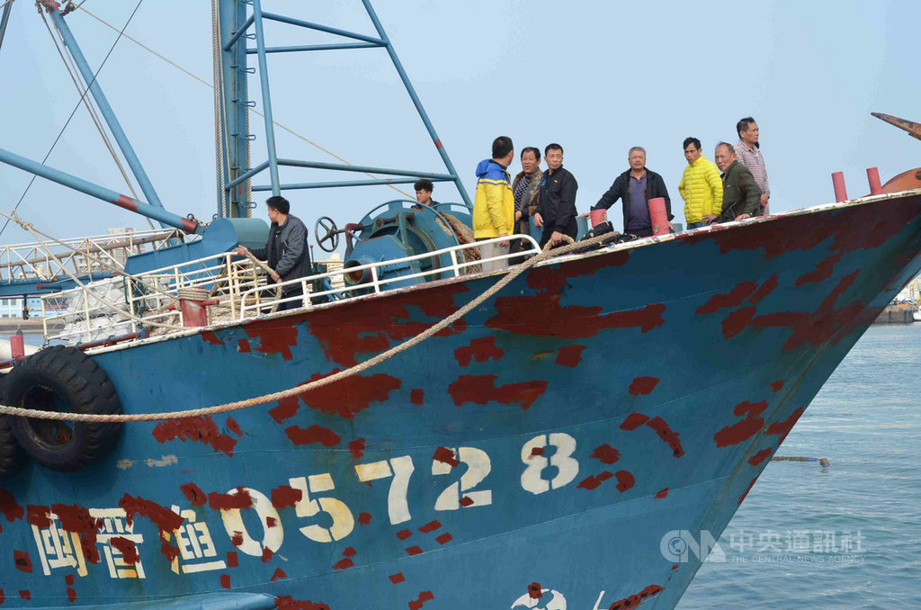 澎湖海巡隊13日清晨在澎湖花嶼海域查扣中國大陸「閩晉漁5728」號滾輪漁船,由於陸船人多拒檢,海巡射擊一發霰彈槍後,才順利登船制,人船依法查扣押返。中央社 108年3月13日