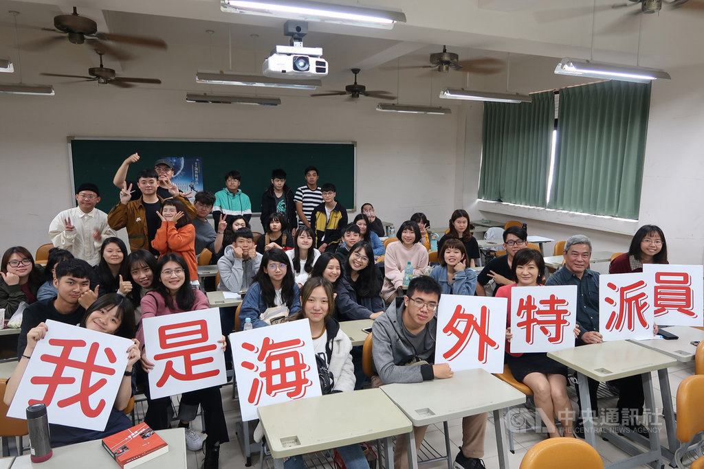 中央通訊社第2屆「我是海外特派員」校園巡迴講座13日前進高雄文藻外語大學,中央社國際暨兩岸新聞中心副主任朱建陵(前右2)發表演講,並和與會學生等人開心合影。中央社記者王淑芬攝 108年3月13日