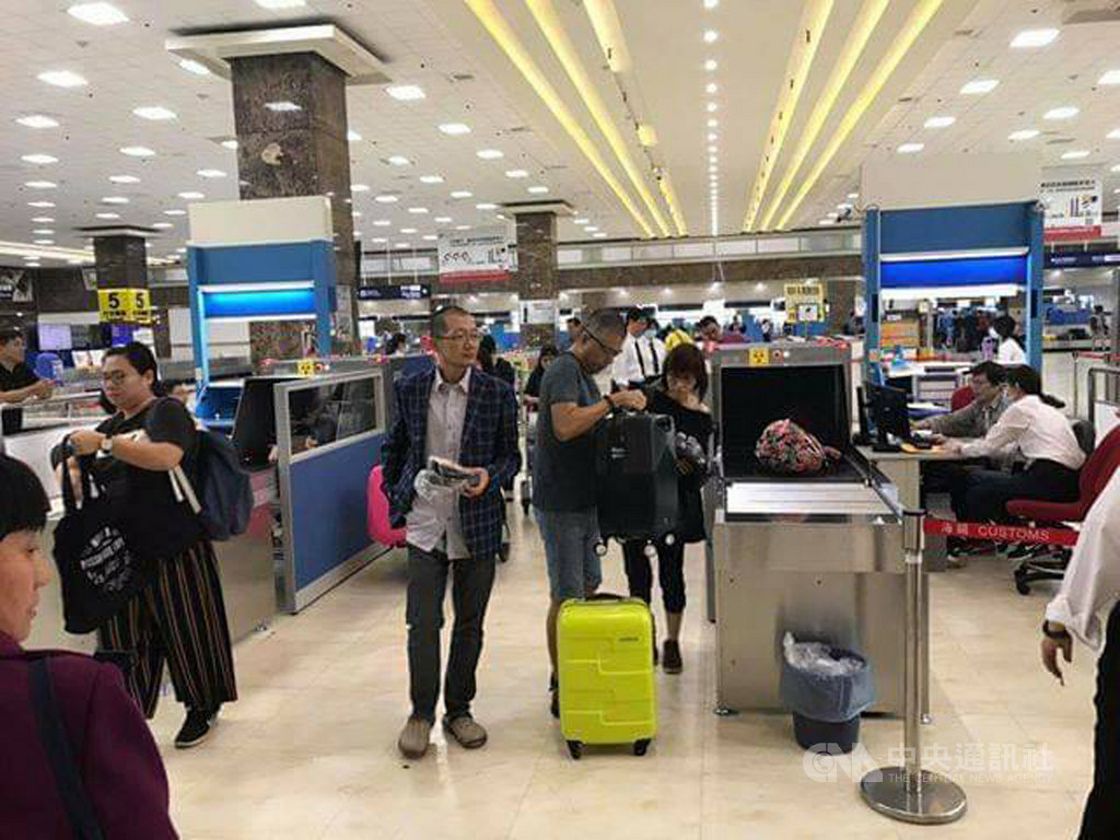 嚴防非洲豬瘟及因應入境關口對旅客手提行李百分百稽查,關務署高雄關配置高雄國際機場2部及台南機場1部X光行李檢查儀13日啟用,減縮旅客查驗行李等候時間。(高雄關提供)中央社記者陳朝福傳真 108年3月13日