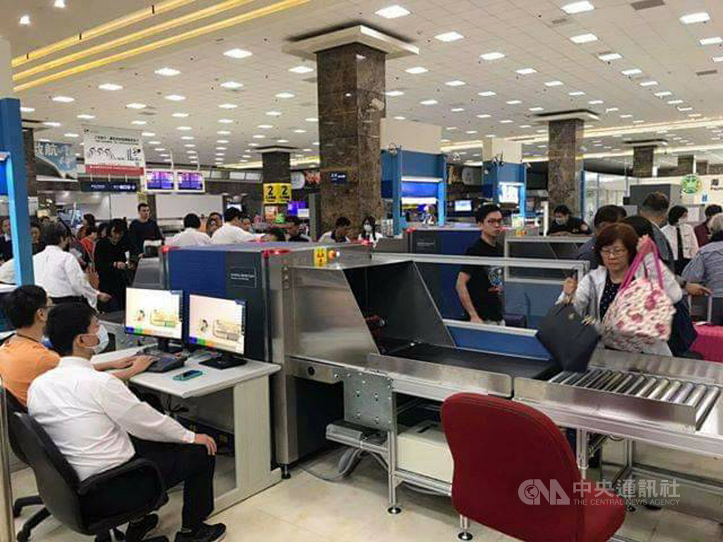 嚴防非洲豬瘟及因應入境關口對旅客手提行李百分百稽查,關務署高雄關配置高雄國際機場2部及台南機場1部X光行李檢查儀,13日啟用。(高雄關提供)中央社記者陳朝福傳真 108年3月13日