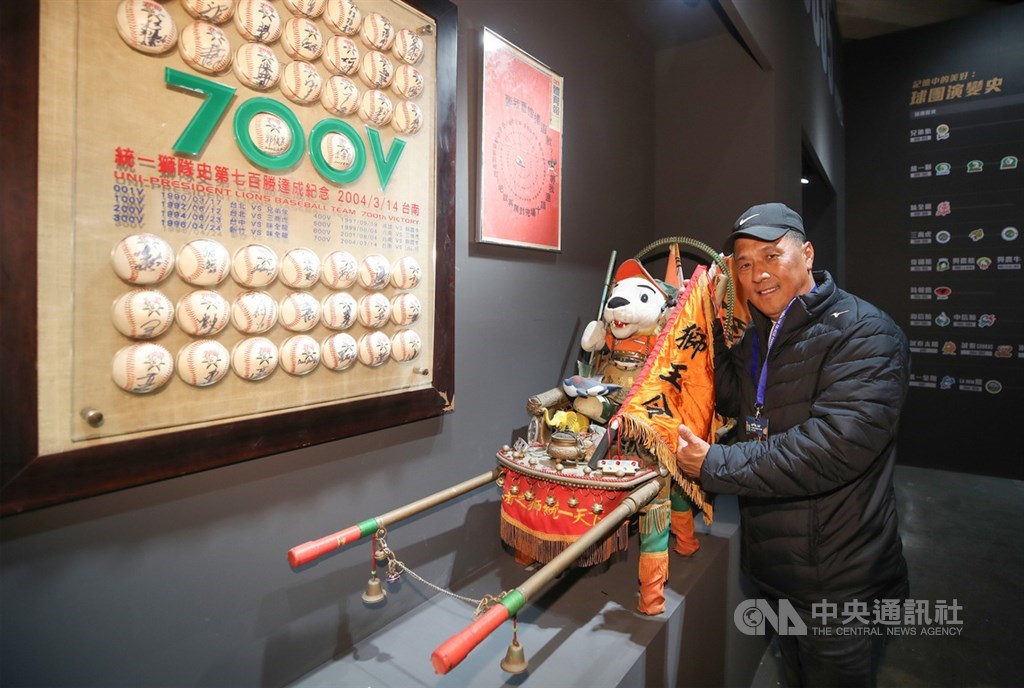 中華職棒早期主客場球迷是分坐在一、三壘側,形成壁壘分明的加油方式,前統一獅啦啦隊長何信標就認為,那時球迷對抗性較強。圖為何信標與統一獅王神轎合影。中央社記者張新偉攝 108年3月13日