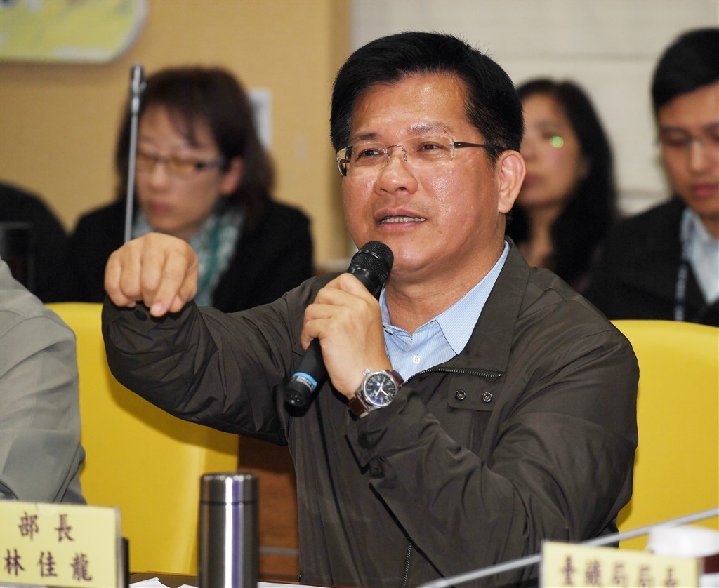 交通部長林佳龍退回普悠瑪調查報告,表示懲處是「重重拿起,輕輕放下」,應課以相關負責人之責任。(中央社檔案照片)
