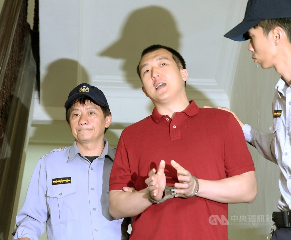 大陸籍男子周泓旭(中)涉嫌吸收一名外交人士未遂,被依國家安全法判處周泓旭1年2月有期徒刑,全案定讞。(中央社檔案照片)