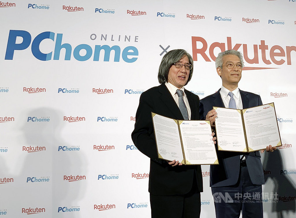 電子商務集團PChome網路家庭與日本樂天14日簽訂合作協議,建立雙方點數互相累積和兌換機制。圖左至右為PChome網路家庭董事長詹宏志、日本樂天集團亞洲區總裁高澤廣志。中央社記者吳家豪攝 108年3月14日