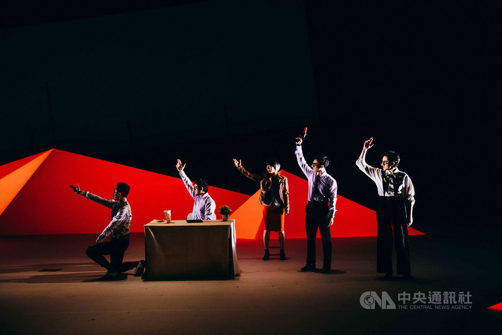劇場編導王靖惇在劇作「XY事件簿」中,以冷調戲謔的筆法、引人發噱的幽默對白,帶出一樁樁在生活中發生的荒謬事件,反思當代台灣所面臨的世代困境。(動見体劇團提供)中央社記者汪宜儒傳真 108年3月14日