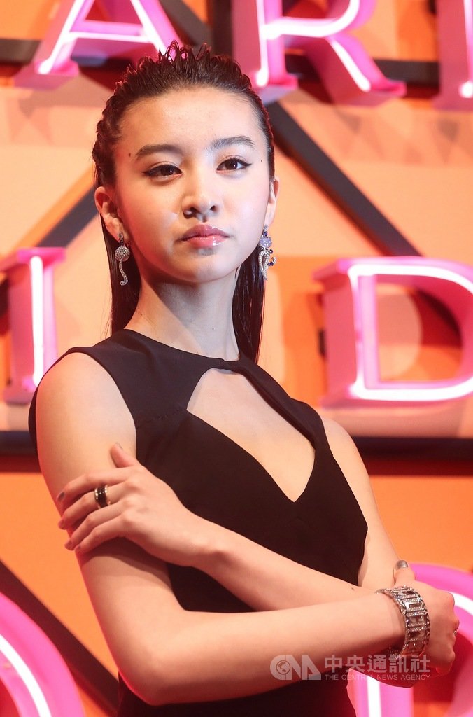 日本模特兒木村光希(圖)為男星木村拓哉的女兒,14日在台北出席珠寶品牌活動,年僅16歲拍照架勢卻十足,左手戴著明星母親工藤靜香當成出道禮物送她的戒指。中央社記者裴禛攝 108年3月14日