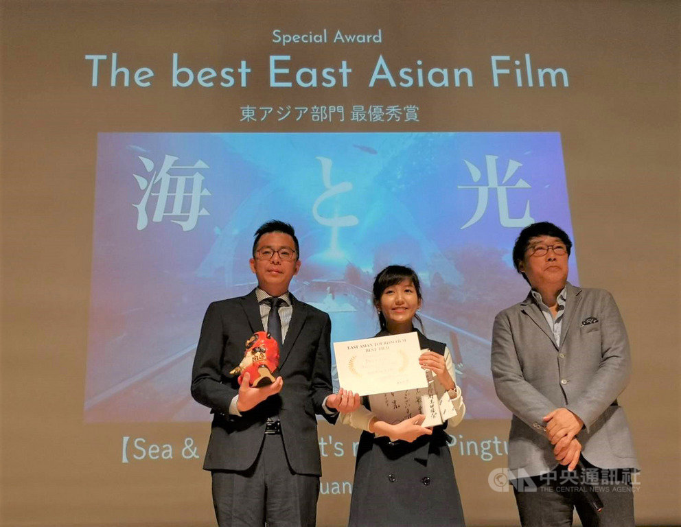 2019台灣燈會宣傳音樂影片「海與光(我們屏東見吧!)」,勇奪第一屆日本國際觀光影像節最佳東亞影像獎,屏縣府傳播暨國際事務處長黃建嘉(左)與創作者黃小玫(中)14日一同出席領獎。(屏東縣政府提供)中央社記者郭芷瑄傳真 108年3月14日